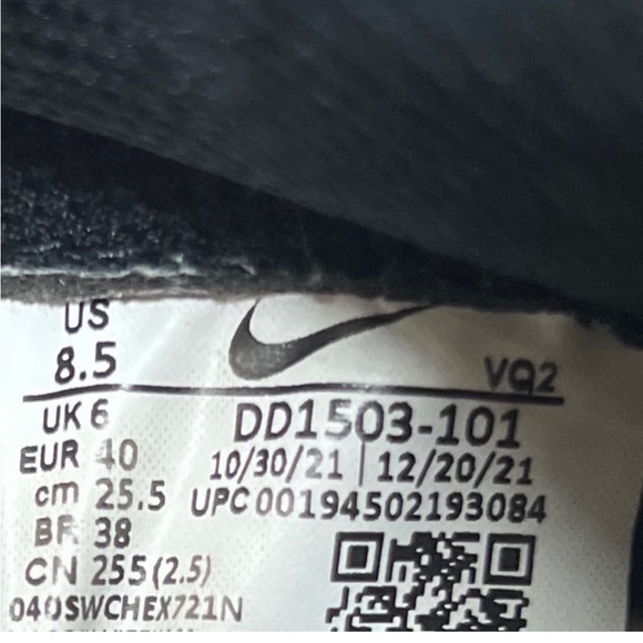 Nike 8.5  Dunk Low Black and White Sneakers - Picture 5 of 5